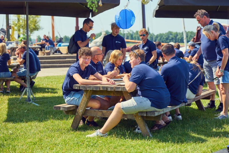 Lammerink medewerken samen aan picknick tafel